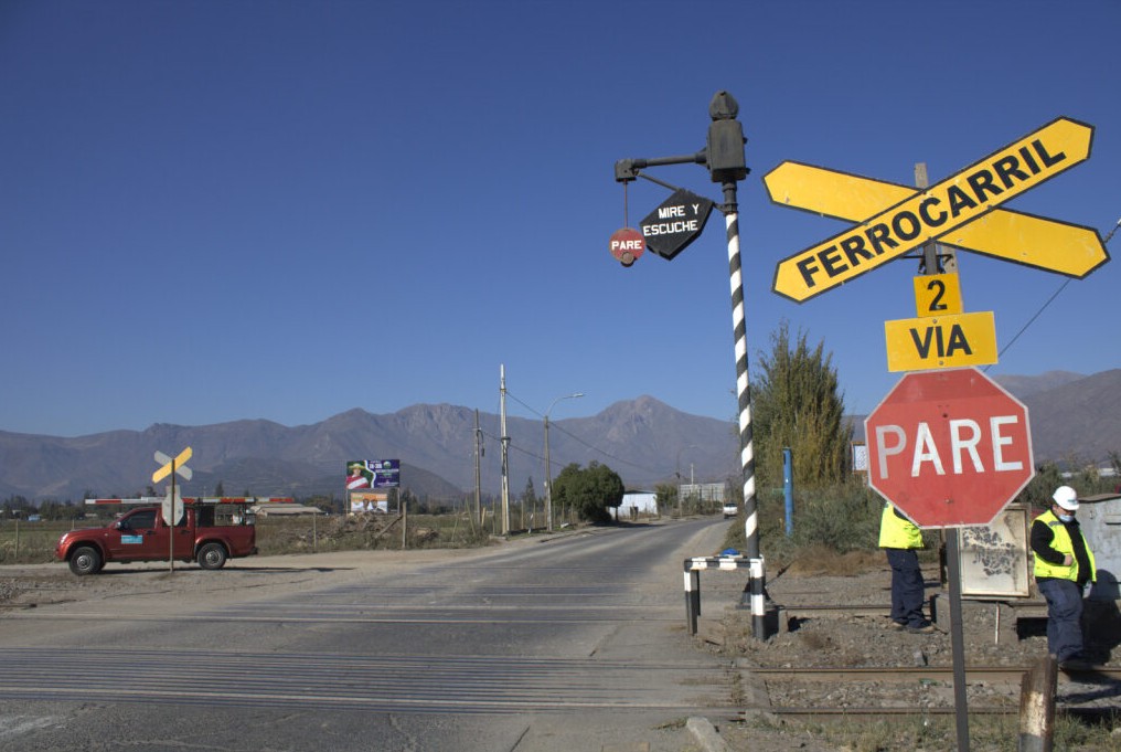 Montaje de barreras automáticas en cruce Laraquete
